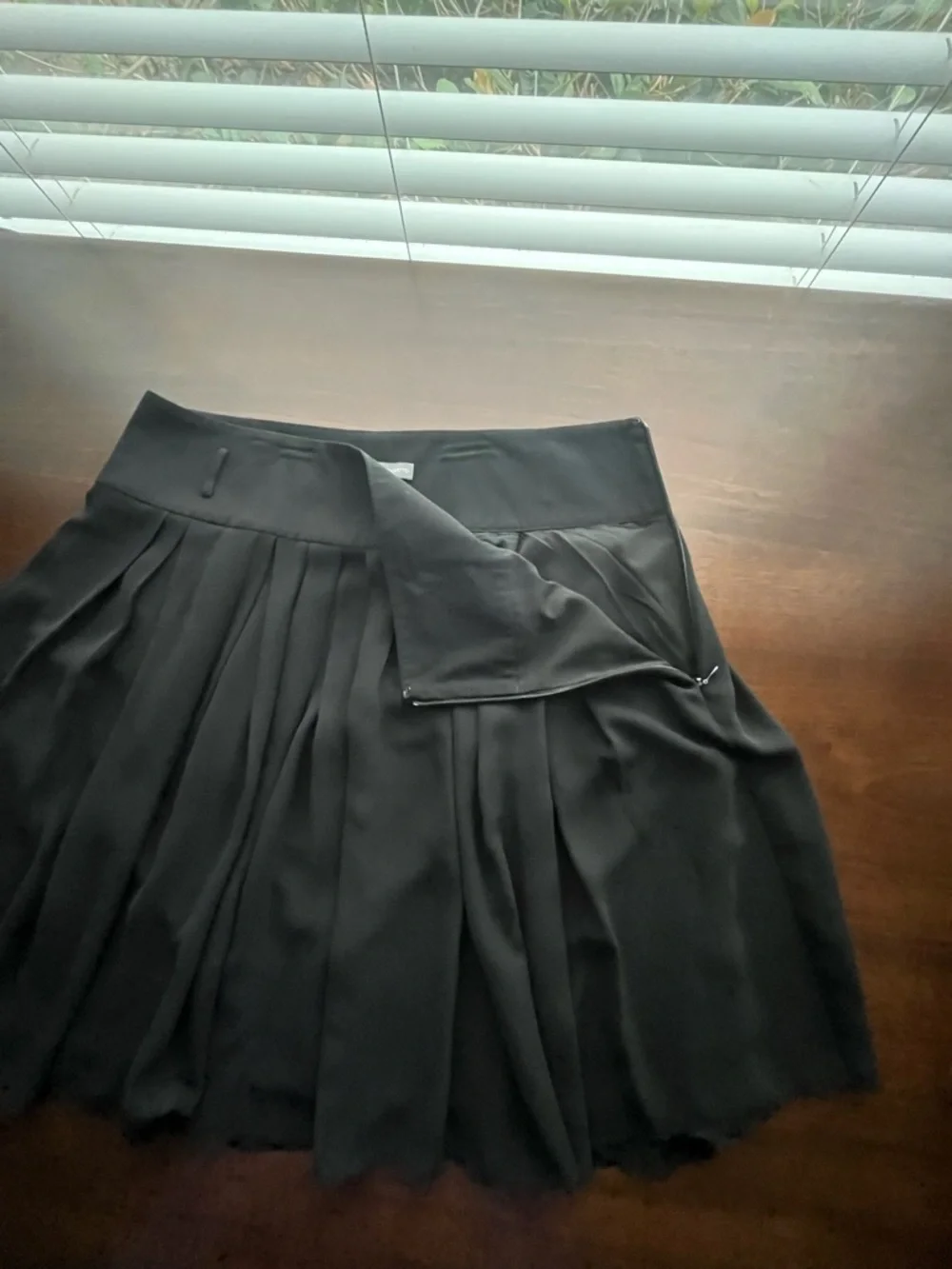 Vince Camuto Black Pleated Skirt Size 12 Flowy A-Line Mini Skirt Classic Chic